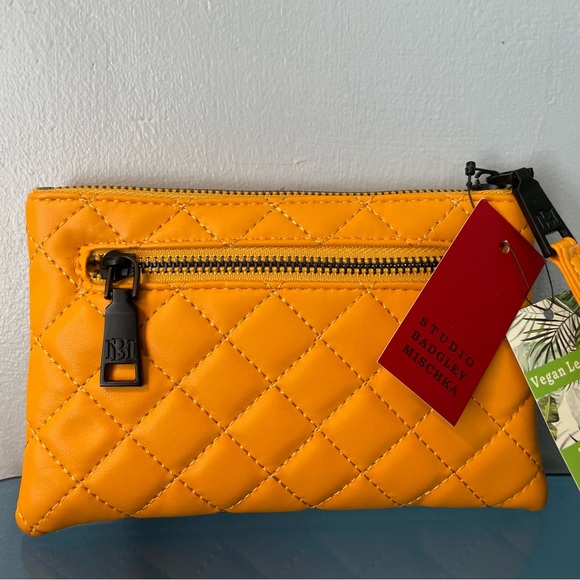 NWT - Badgley Mischka Clutch/Wristlet Gold Diamond Quilted 0.200lb - Picture 2 of 7